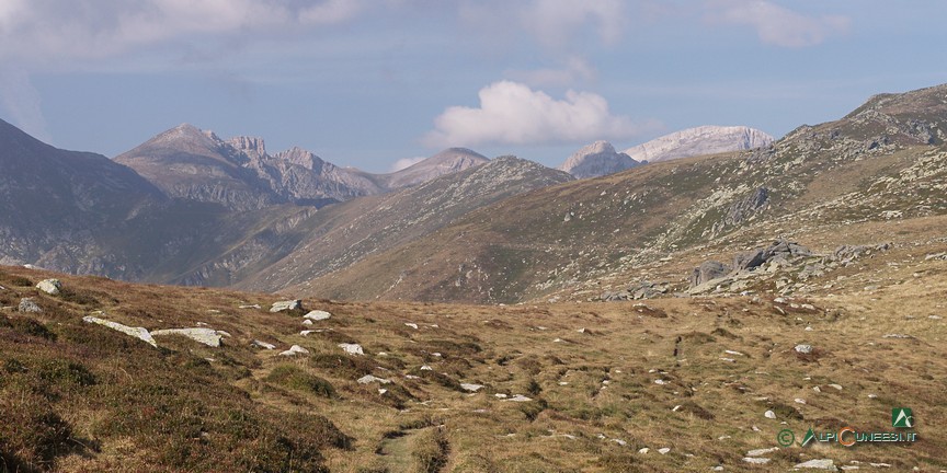 2 - La seconda sella pascoliva; da destra verso sinistra nella foto, la lunga dorsale percorsa dal sentiero (2009)