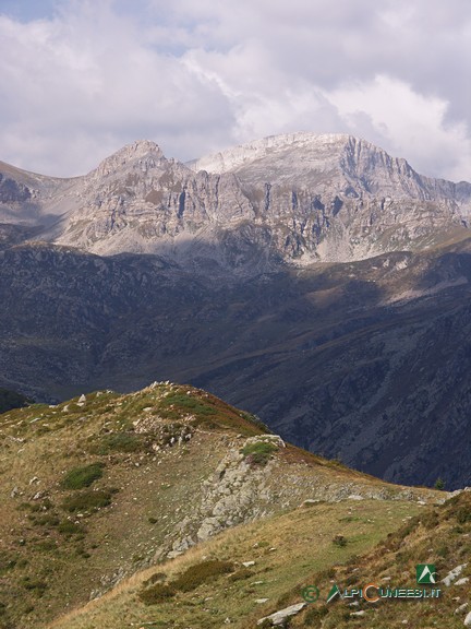4 - Il Monte Mongioie, sullo sfondo tra le nuvole; in primo piano, un tratto della cresta per la Colla del Pizzo (2009)