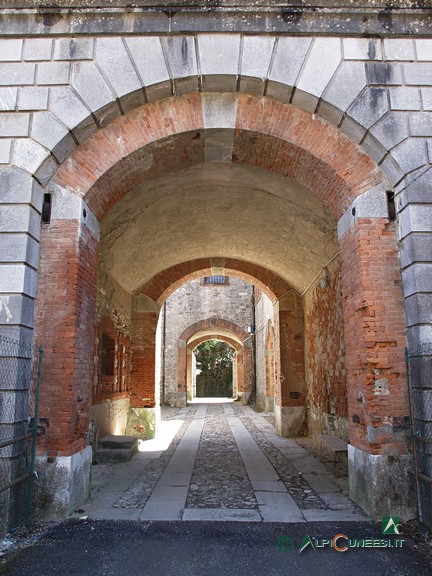 4 - L'ingresso del Forte Centrale a cavallo dell'allora rotabile del Colle di Nava (2010)