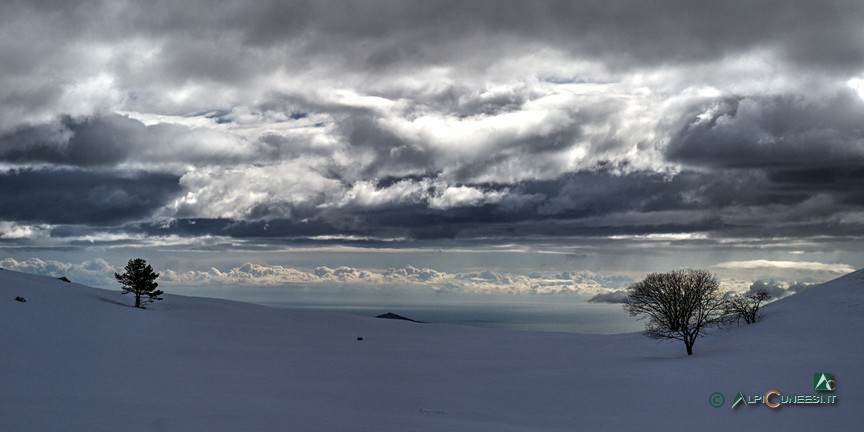 3 - Neve, nuvole e mare in una cupa giornata invernale dai pressi della Croce dei Gasti (2014)