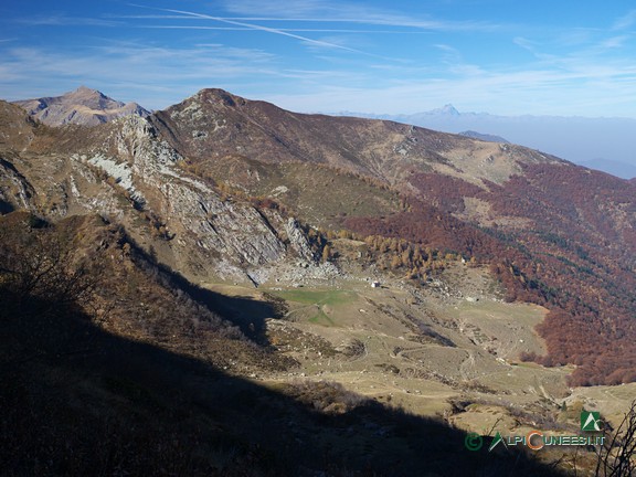 12 - L'Alpe di Perabruna dal sentiero per il Monte Antoroto (2017) 12 - L'Alpe di Perabruna dal sentiero per il Monte Antoroto (2017)