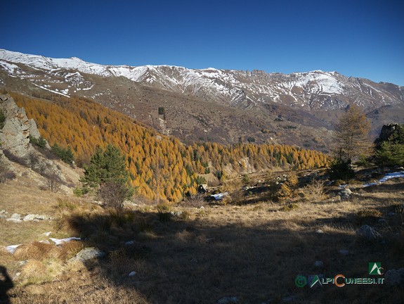 6 - Panorama verso il Monte Antoroto e le Rocce di Perabruna dai pressi del Lago del Lao (2018)