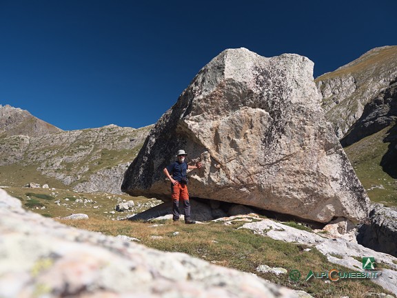7 - Il grosso masso erratico noto come 'Cappello di Napoleone', nei pressi del Passo delle Mastrelle (2026)