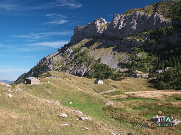 7 - La piana delle Selle di Carnino, con La Cappella di Sant'Erim e la recente stalla, a sinistra (2026)