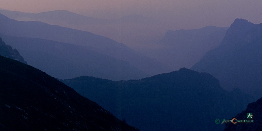 3 - Le prime luci dell'alba dal sentiero che sale alla Conca di Piaggiabella (2003)