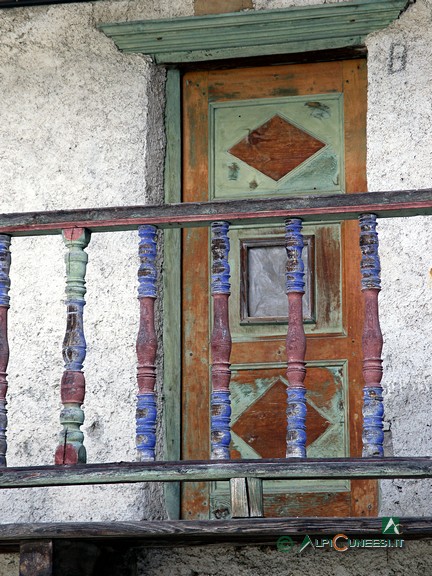 20 - Chiazale, particolare di porta e balcone verniciati con curiose tinte vivaci (2005)