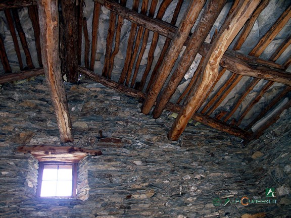 1 - Grange Antolina: particolare dell'orditura del tetto in lose, a travatura orizzontale con travi accoppiate (2005)