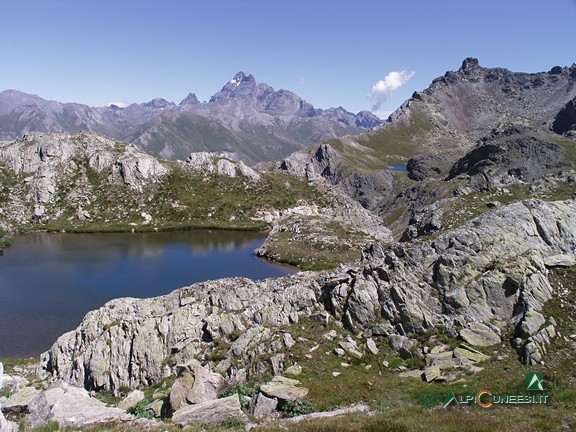 9 - Il Lago Longet. Sullo sfondo, il Monviso (2005)