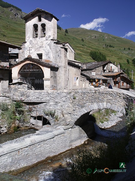 9 - Chianale: il ponte sul torrente e la Parrocchiale di Sant'Antonio, del XIV secolo (2005)
