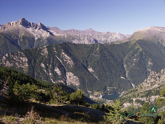 8 - La dorsale spartiacque tra la Valle Varaita di Chianale e di Bellino dai pressi della conca di Gias Fons; in basso, il Lago di Castello (2005)