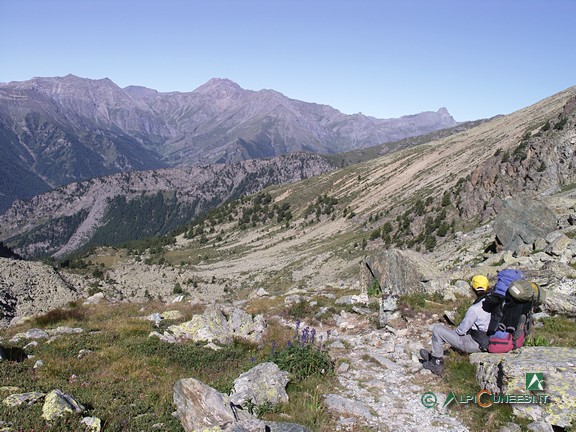 9 - L'alto Vallone delle Giargiatte: la conca prativa di Gias Fons, e la prima conca detritica che si incontra viste dalla testata del vallone (2005)