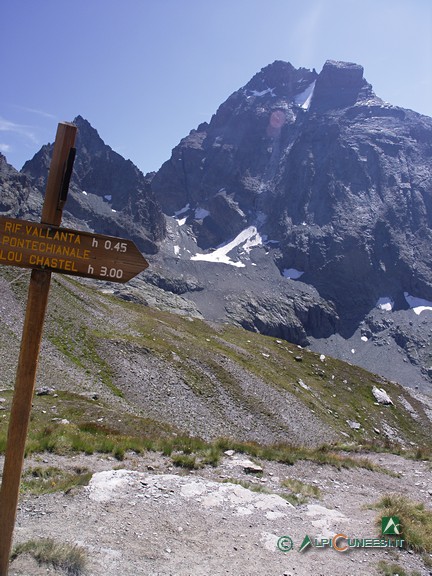 2 - Il Monviso e il Visolotto dal bivio per il Rifugio Vallanta. La palina punta a quel che resta del Ghiacciaio di Vallanta (2005)