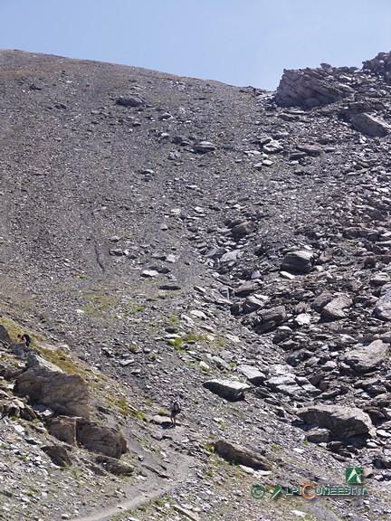 2 - Il ripido pendio di sfasciumi che precede il Passo della Losetta, salendo dal Vallone di Soustra (2005)