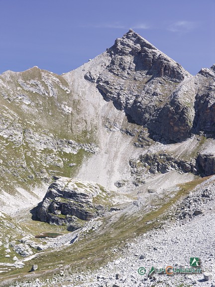 7 - Il Pelvo d'Elva; in basso a sinistra, il minuscolo Lago di Camoscera (2005)