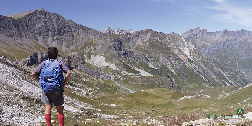 8 - L'alto Vallone di Traversagn e l'omonimo pianoro; a sinistra, il Monte Faraut (2005)