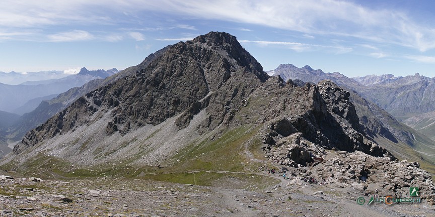 7 - Il Passo della Losetta, in basso; a sinistra il Vallone di Vallanta, a destra il Vallone di Soustra e al centro Punta Seras (2005)
