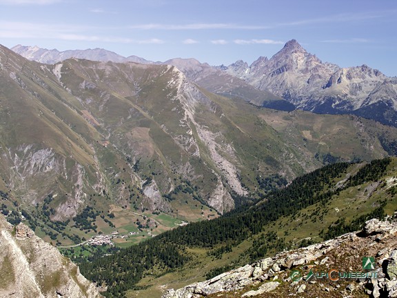 10 - La Valle Varaita di Bellino, dalla Costa Sturana; in basso l'abitato di Borgata Chiazale e il Monviso sullo sfondo (2005)