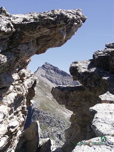 12 - Il Pelvo d'Elva da una 'finestra' naturale della Costa Sturana (2005)