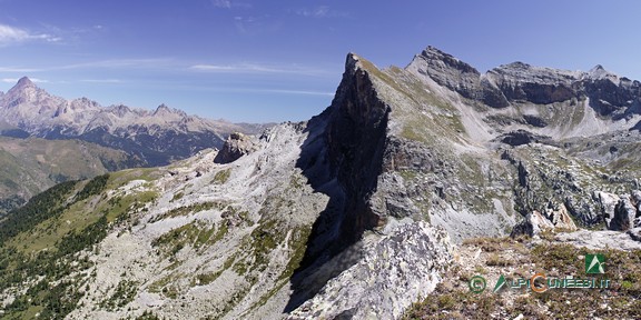 11 - Il panorama dalla Costa Sturana: il Monviso a sinistra sullo sfondo, il Vallone di Camosceretta a destra, e il Bric Camoscera al centro (2005)