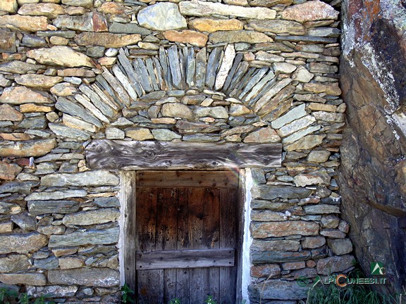 14 - Borgata Alboin, l'architrave in legno sormontato dall'arco in pietra sottolinea l'abilità del costruttore (2006)