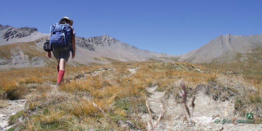 12 - In cammino verso il Colle dell'Autaret, la depressione visibile sullo sfondo (2006)