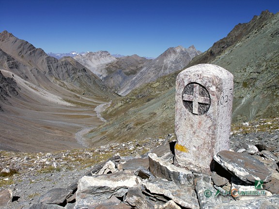 13 - L'ottocentesco termine di confine al Colle dell'Autaret, con incisa la Croce Sabauda (2006)