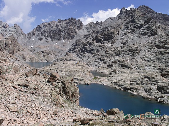 11 - I Laghi delle Forciolline e la spianata di rocce montonate al centro del quale si trova il Bivacco Boarelli alle Forciolline (2007)