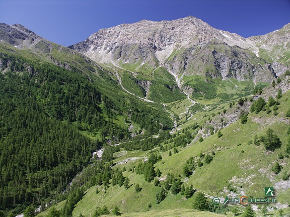 4 - La testata del Vallone di Fiutrusa chiusa dall'imponente sagoma del Monte Ferra (2008)