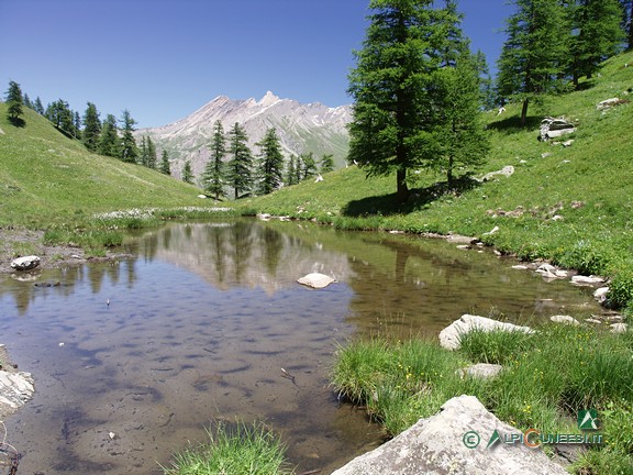 10 - Il minuscolo Lago delle Torrette, che si incontra prima della discesa su Chianale (2008)
