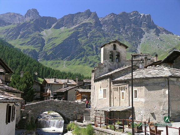 2 - Chianale e la Chiesa di Sant'Antonio, del XIV secolo (2008)