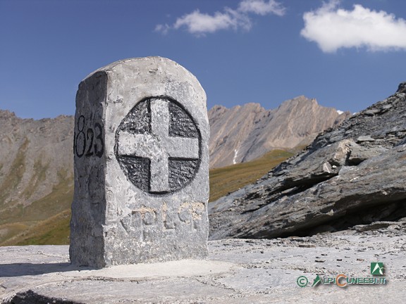 12 - Il termine di confine ottocentesco al Colle dell'Agnello (2009)