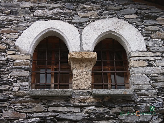 15 - Chianale, finestra bifora (2009)