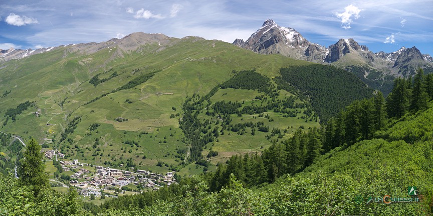 2 - Panorama su Chianale e il Monviso dal sentiero per il Colle della Battagliola (2015)