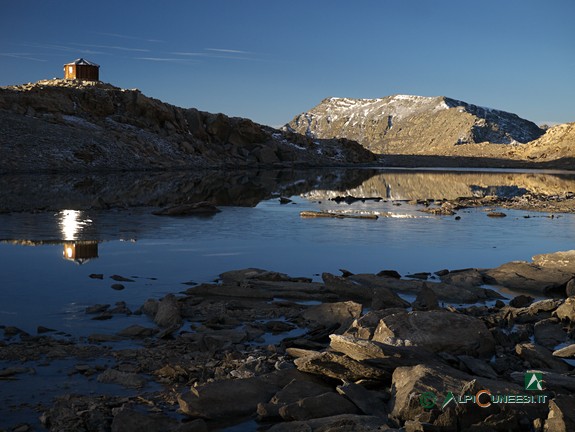 10 - Il Bivacco Boerio si specchia nel Lago di Mongioia (2015)