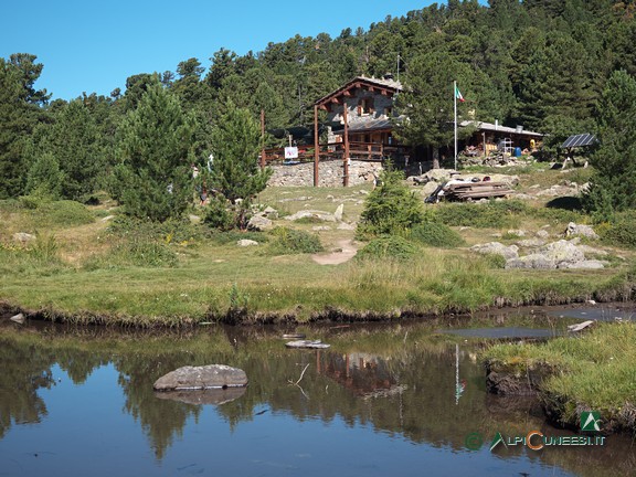 6 - Il Rifugio Bagnour sulle sponde del Lago Bagnour (2021)