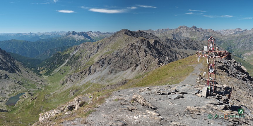 13 - Lo splendido panorama dalla vetta del Monte Losetta (2022)