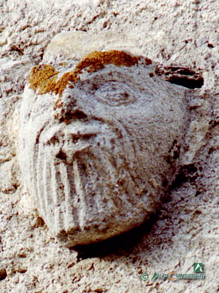 2 - Chiesa, volto scolpito nella pietra (1990)