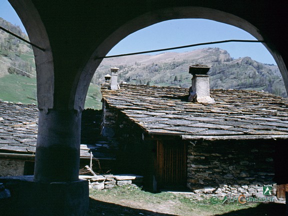 5 - Chiesa, il portico della chiesa (1994)