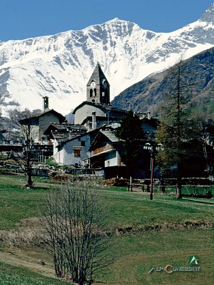 8 - Il campanile romanico della Parrocchiale di San Giovanni domina su Chiesa (1994)