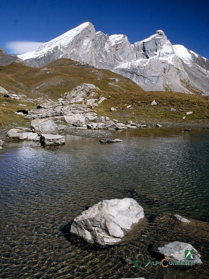 7 - Il Lago del Pic d'Asti; sullo sfondo, da sinistra, Monte Pan di Zucchero, Rocca Rossa e Pic d'Asti (1995)