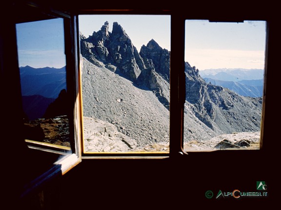 4 - Dall'interno del Bivacco Bertoglio (2001)