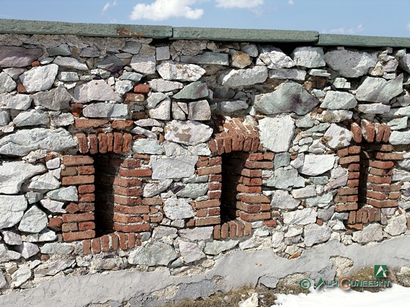 7 - Postazioni per fucilieri sul fronte di gola del Fort Pernante, con la tipica rifinitura in mattoni rossi (2005)
