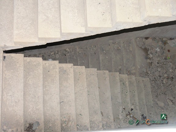9 - Le rampe di scale che scendono ai ricoveri in caverna dell'Opera 255, dove i lavori sono rimasti incompiuti (2006)