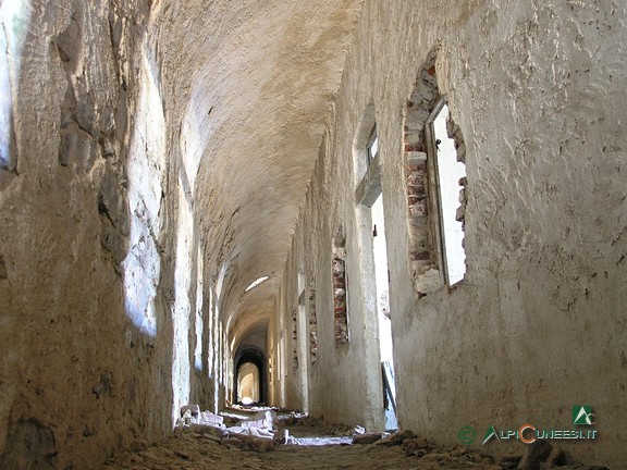 11 - Il lungo corridoio al piano interrato del Fort de Giaure (2008)