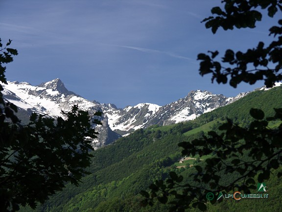 8 - La testata della Val Grande con, a sinistra, il Monte Frisson (2009)