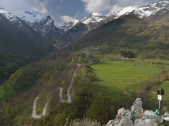 14 - I pascoli di Palanfrè (a destra) e la Val Grande (a sinistra) visti dal tratto di sentiero che scende a Palanfrè (2017)