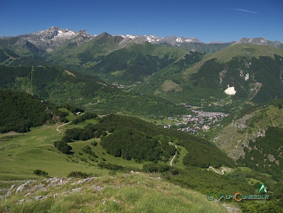 2 - Limone Piemonte e, a sinistra, la Rocca dell'Abisso dal sentiero a monte del Rifugio Capanna Chiara Vallone del Cros (2017)