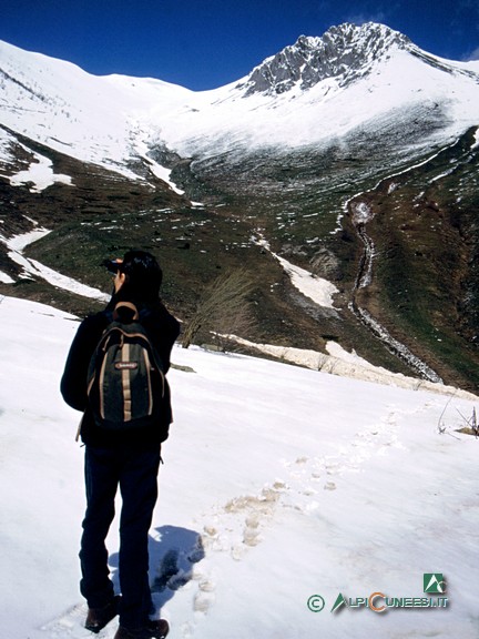 3 - I pascoli di Pianard ancora coperti di neve. Sullo sfondo, il Bec d'Orel (2004)