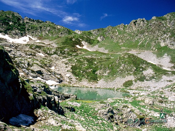 3 - Il Lago inferiore del Frisson. Sullo sfondo, il sentiero per il Passo della Mena (2004)