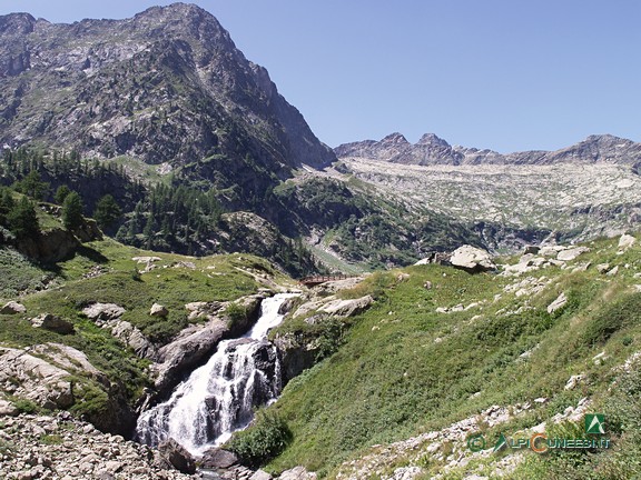 4 - La cascatella formata dall'emissario del Lago sottano della Sella (2005)